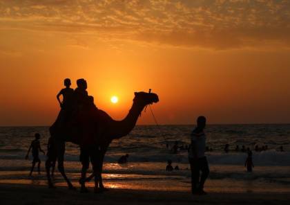 صور: فلسطينيون يستمتعون بأوقاتهم على شاطئ البحر في مدينة دير البلح 