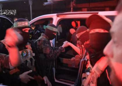 شاهد: كتائب القسام تنشر فيديو للحظة تسليم مقاتليها الأسرى الإسرائيليين