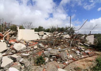 الاحتلال يصور منزلا و"بركسات" في قرية الولجة شمال غرب بيت لحم