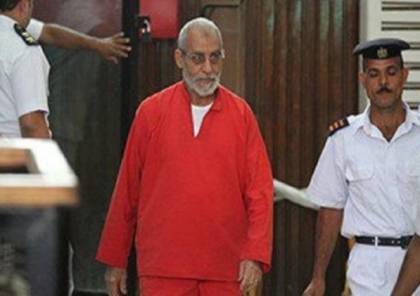 محكمة مصرية تعاقب مرشد الإخوان بالمؤبد في إعادة محاكمته بقضية عمليات رابعة