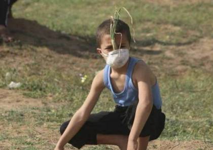 هذه هي قصة الطفل الفلسطيني الذي قاوم الغاز بالبصل على حدود غزة