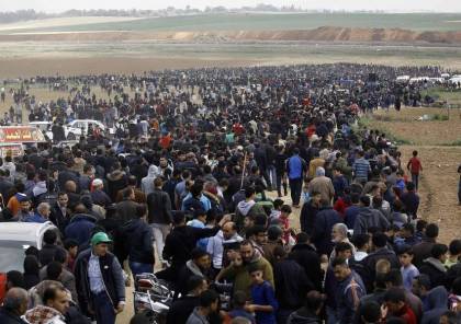 غزة : المواطنون يتوافدون الى خيام العودة استعدادا لجمعة "الشباب الثائر"