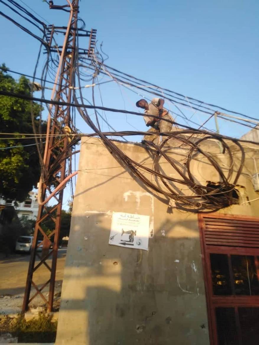 تبديل كوابل الكهرباء بمخيم عبن الحلوة