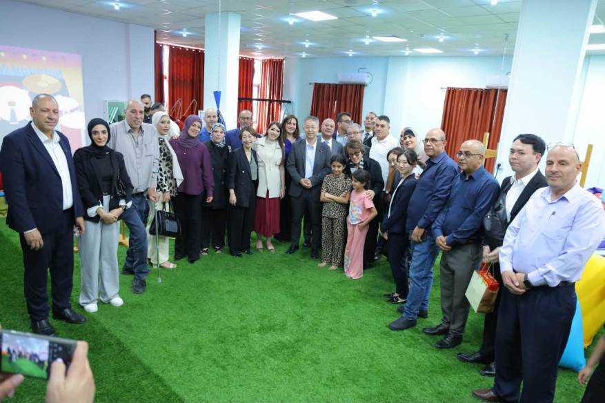 وفد برلماني ياباني يتفقد مخيم الجلزون برفقة د. أبو هولي للاطلاع على المشاريع التنموية المدعومة من جايكا 