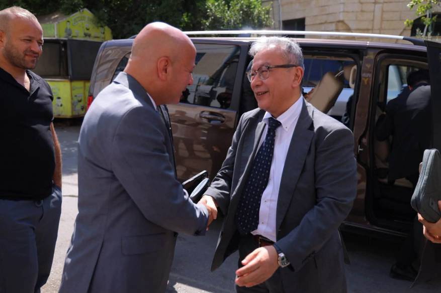 وفد برلماني ياباني يتفقد مخيم الجلزون برفقة د. أبو هولي للاطلاع على المشاريع التنموية المدعومة من جايكا 