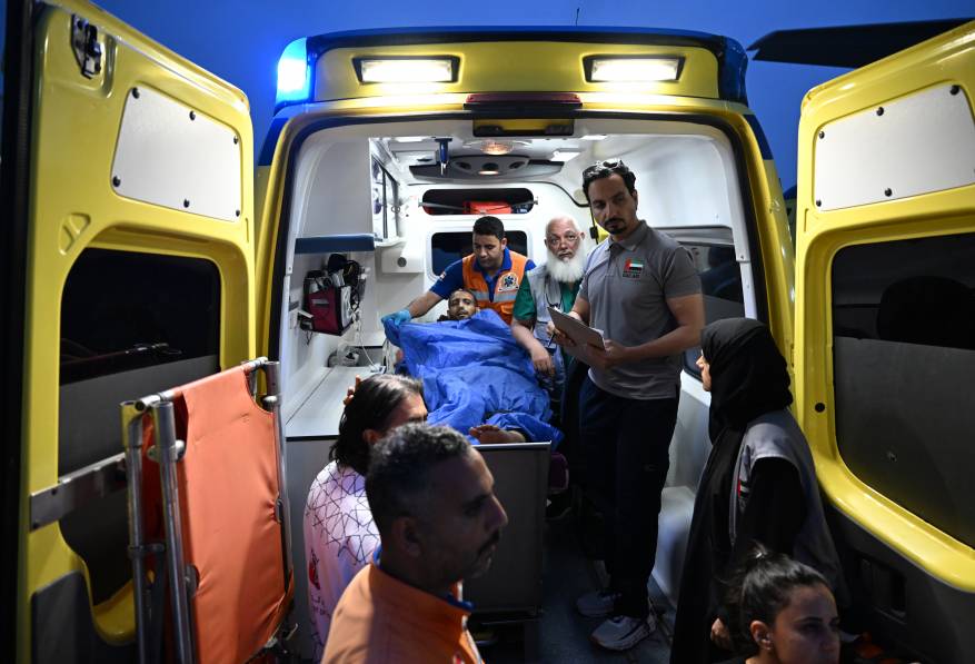 طواقم الامارات تجلي المصابين من غزة