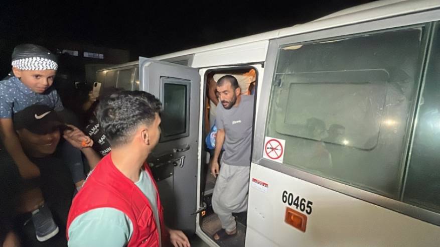 الاحتلال يفرج عن خمسة من معتقلي غزة عبر معبر كرم أبو سالم