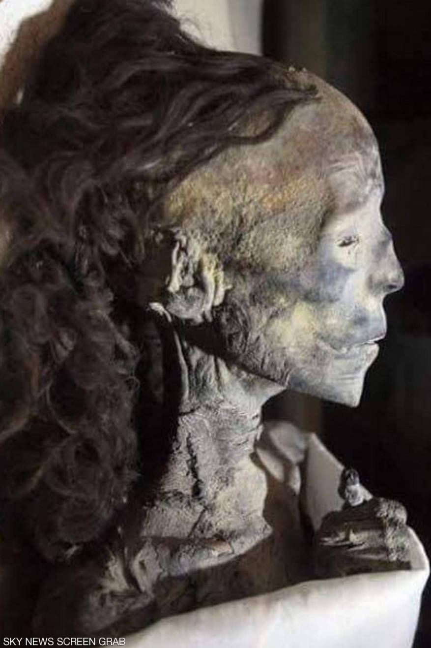 كان شعر الملكة أسودا قبل أن يتحول إلى الأحمر