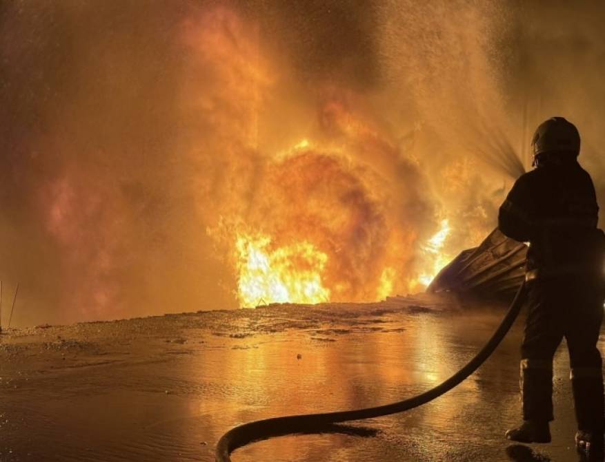 إطفائية بلدية الخليل تسيطر على حرائق متعمدة في المنطقة الجنوبية من المدينة