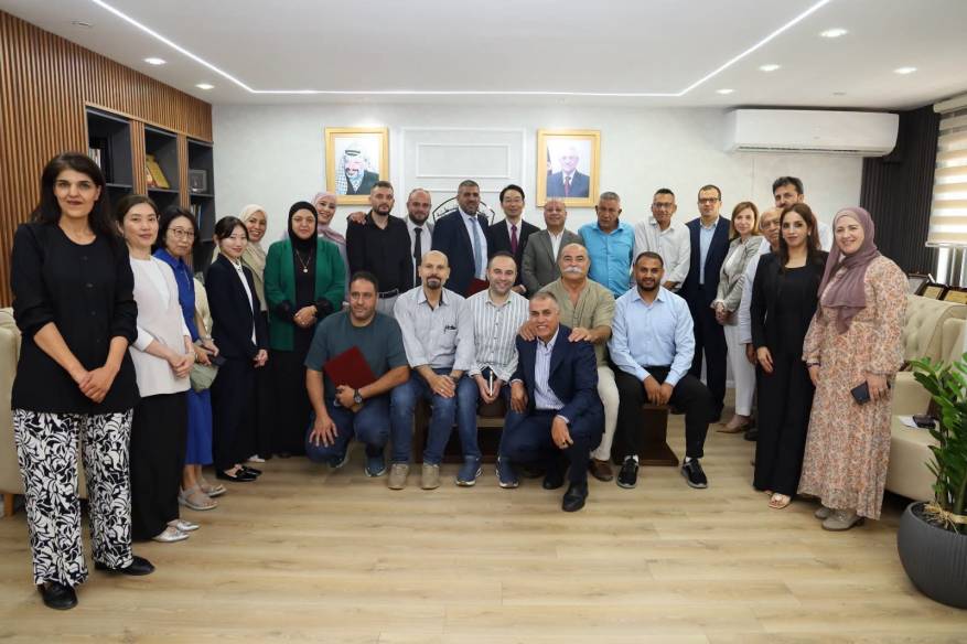 وفد برلماني ياباني يتفقد مخيم الجلزون برفقة د. أبو هولي للاطلاع على المشاريع التنموية المدعومة من جايكا 