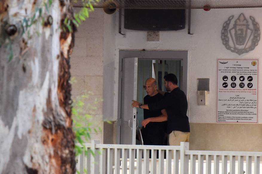 1204327-رئيس-الوزراء-الإسرائيلى-السابق-إيهود-أولمرت-داخل-محبسه