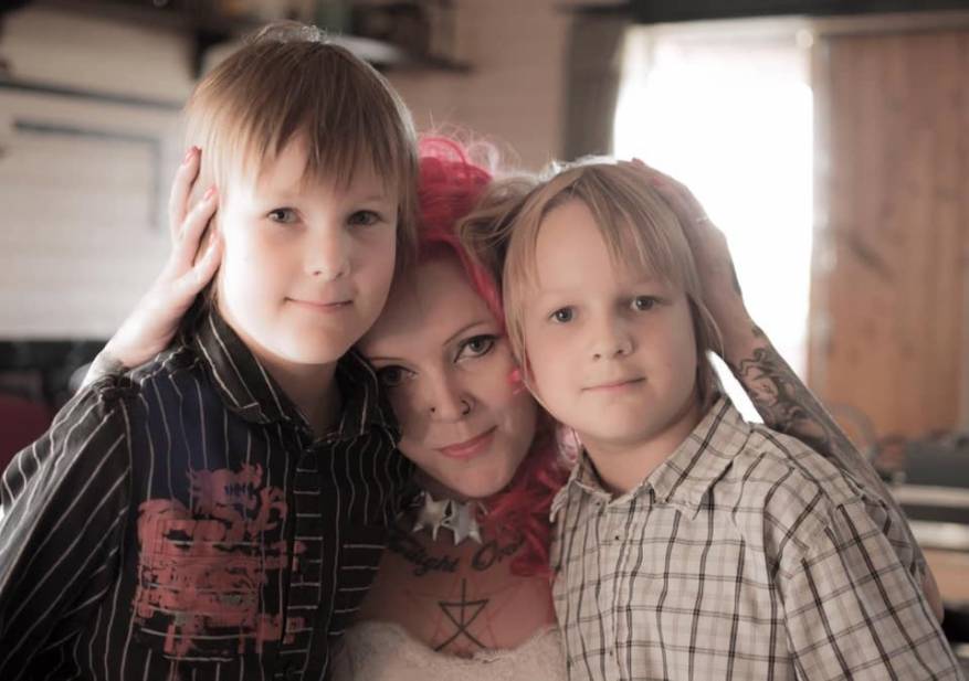 ديفينا ليفريني مع أبنائها