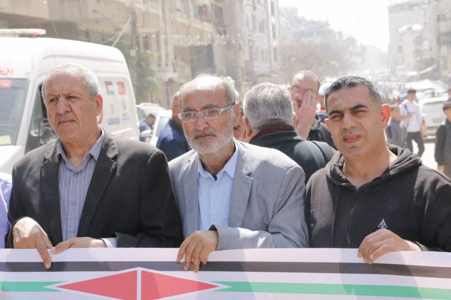 شؤون اللاجئين واللجان الشعبية تشاركان في مهرجان إحياء ليوم الأسير أمام مقر الصليب الأحمر في غزة