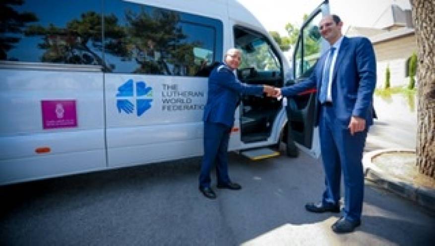 DCE9200D-CF98-4BF3-8641-CF2FB25D2C25