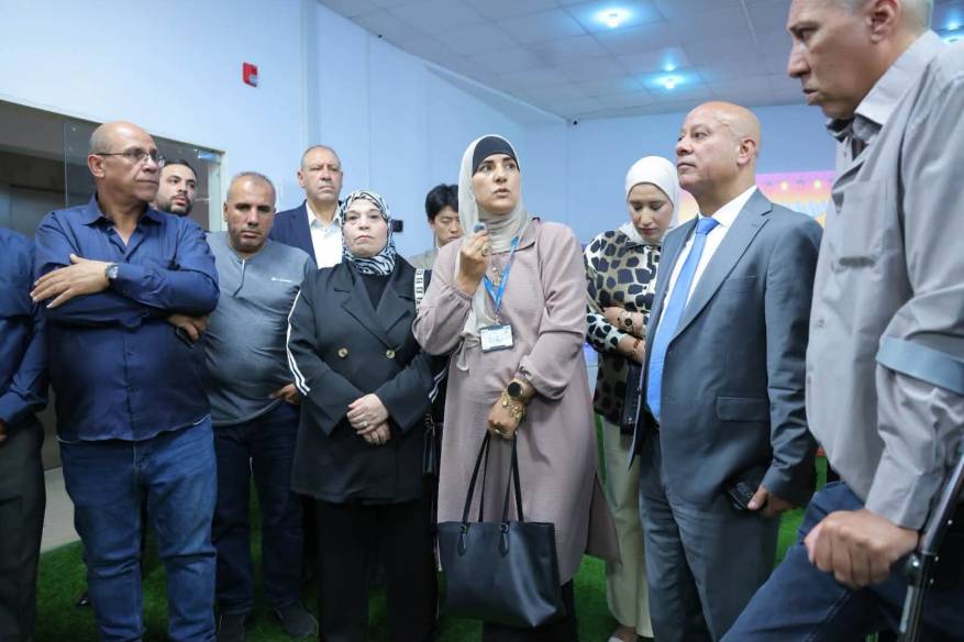 وفد برلماني ياباني يتفقد مخيم الجلزون برفقة د. أبو هولي للاطلاع على المشاريع التنموية المدعومة من جايكا 