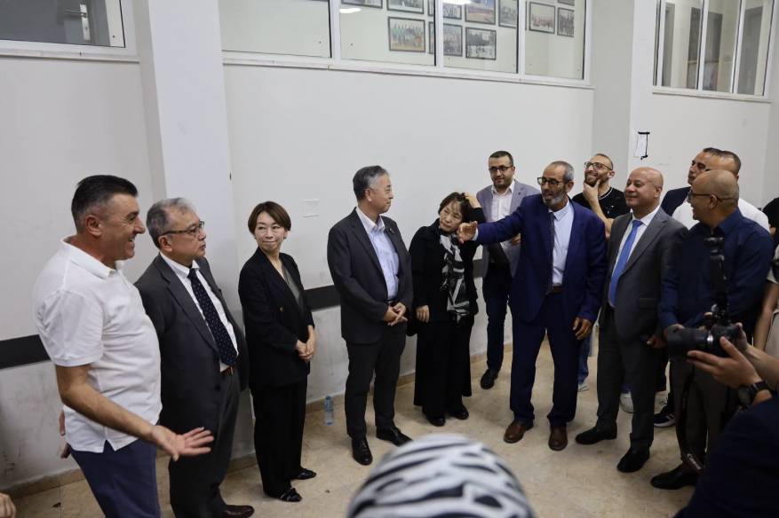 وفد برلماني ياباني يتفقد مخيم الجلزون برفقة د. أبو هولي للاطلاع على المشاريع التنموية المدعومة من جايكا 