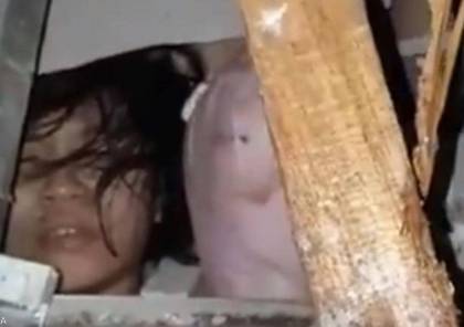 فيديو يفطر القلوب.. طفل حي تحت الأنقاض بعد الزلزال المدمر لجزيرة سولاويسي الإندونيسية 