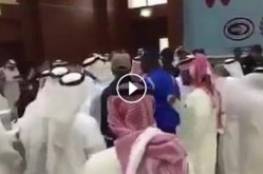 فيديو: الوفد القطري يضرب الوفد السعودي و السبب "موزة "