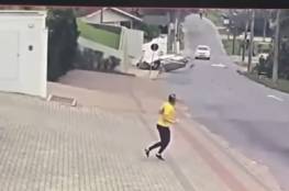فيديو.. شاهد سقوط طائرة في شارع مليء بالسيارات