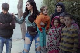 صور: انتقادات لممثلة سورية بعد تضامنها مع فقراء بملابس مثيرة 