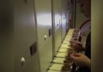 فيديو.. مضيفة تأكل فضلات الطعام على متن طائرة