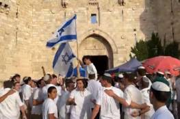 فيديو: مسيرات استفزازية للمستوطنين عند باب العامود وشرطة الاحتلال تعتدي على المقدسيين