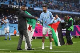 محرز يرفع علم فلسطين خلال تتويج مانشستر بالدوري الإنجليزي