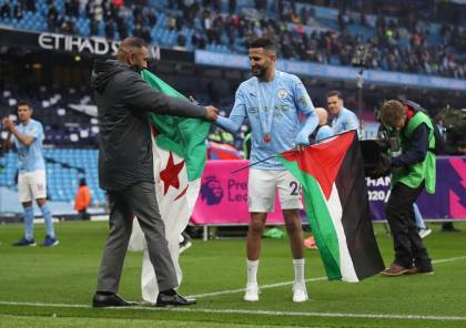 محرز يرفع علم فلسطين خلال تتويج مانشستر بالدوري الإنجليزي