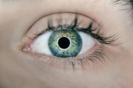 7 طرق آمنة لتنظيف العين من الأجسام العالقة