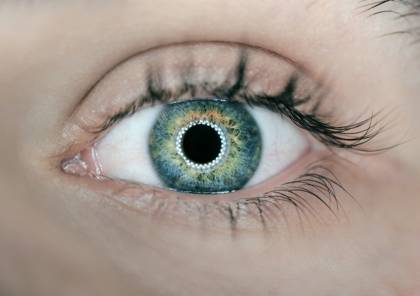 7 طرق آمنة لتنظيف العين من الأجسام العالقة