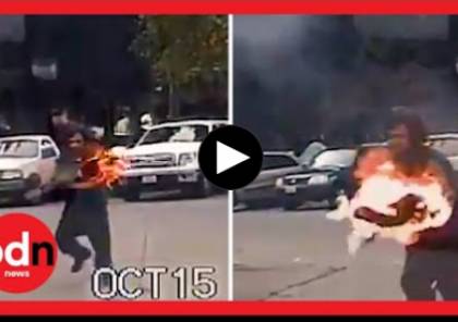 رجل يهاجم شرطيا أمريكيا بلوح خشب مشتعل... فيديو