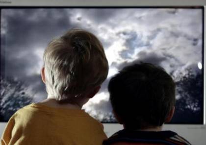 دراسة: التلفزيون أسوأ على أطفال الفقراء