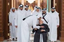 رغم الأزمة.. صور: امير قطر تميم يستقبل القرضاوي ويقبل رأسه أمام قيادات الدولة