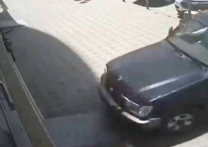 امرأة سعودية تدمر محلا بسيارتها خلال تدربها على القيادة (فيديو)