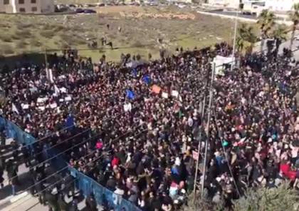 صور وفيديو: آلاف الموظفين والعمال يعتصمون أمام مؤسسة الضمان والحكومة تعتمد التعديلات