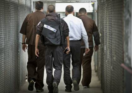 إدارة سجون الاحتلال تشرع بتنفيذ حملة إجراءات تنكيلية بحق الأسرى