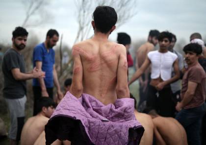 بالصور .. الأمن اليوناني يُعذب لاجئين ويعيدهم عراة إلى الأراضي التركية