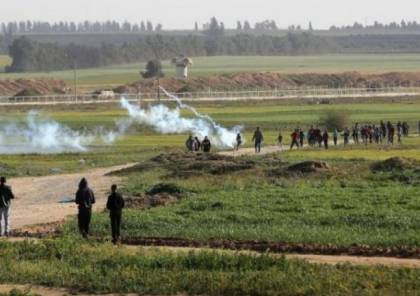 قوات الاحتلال تطلق قنابل الغاز المسيل صوب مواطنين شرق خان يونس
