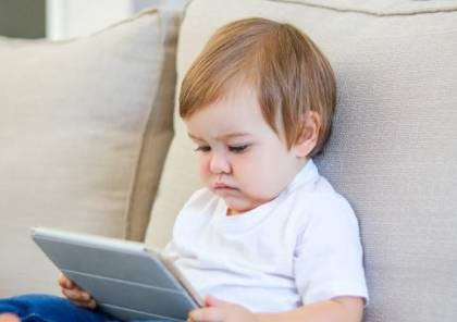 تأثير شاشات الهواتف المحمولة على نمو الأطفال