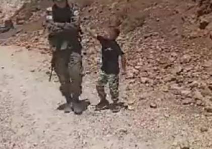 "هاي أرضي!".. طفل فلسطيني يثير تفاعلا واسعا بصراخه في وجه جندي إسرائيلي 