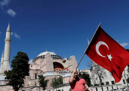الدفاع التركية تتوعد اليونان: ستكسر الأيدي الممتدة إلى علمنا