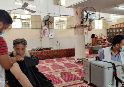 الأوقاف والصحة تنفذان حملة لتطعيم رواد المساجد في غزة