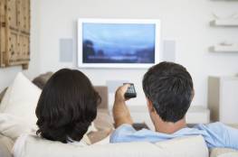 علماء: مشاهدة التلفاز بصورة مفرطة في منتصف العمر تتسبب بتدهور المخ