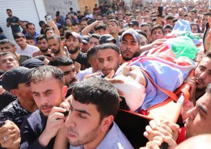 الاف الفلسطينيين في مخيم الفوار يشيّعون جثمان الشهيد قيسية الى مسقط رأسه بالظاهرية