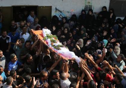 غزة المذبوحة الغاضبة تودع شهداءها السبعة وتطالب بالانتقام لمجزرة الجمعة 