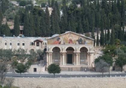 مواطنون يحبطون محاولة مستوطن إحراق كنيسة الجثمانية بالقدس المحتلة