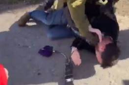 غضب إسرائيلي بعد اعتداء جنود الاحتلال على ناشطين يساريين في الخليل (فيديو)