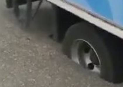 فيديو: سيارة تغوص في الاسفلت بسبب الحرارة المرتفعة بالسعودية