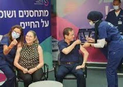 فيديو : الرئيس الإسرائيلي مع زوجته يتلقى جرعة ثالثة من اللقاح المضاد لكورونا