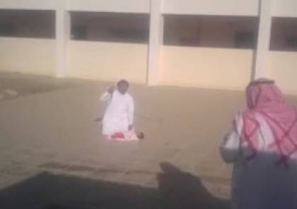 فيديو.. شاب سعودي يحاول ذبح طفله في فناء مدرسة.. 